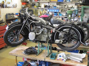 BMW R12 sur la table